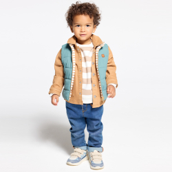 سترة بدون أكمام بوجهين باللون الأخضر للأطفال الصغار.